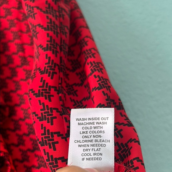 Elle Red and Black Sleeveless Blouse - Picture 6 of 6